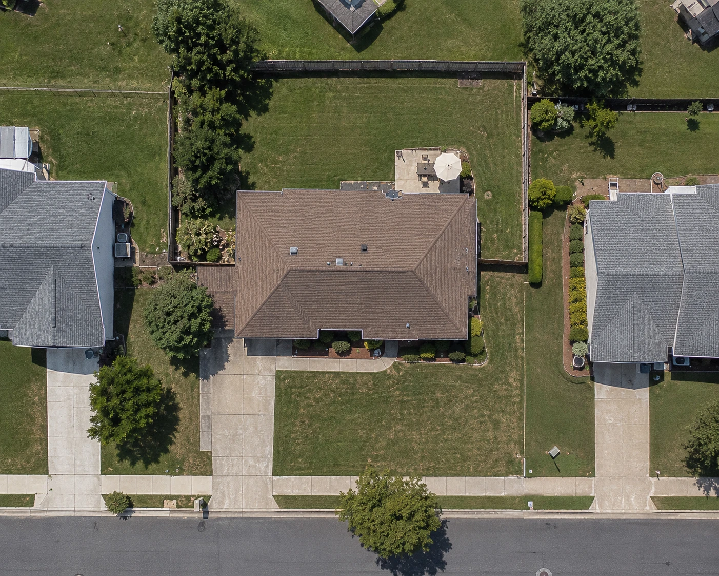 The same property with the whole lot traced from boundary to boundary, measured at 10,000 square feet.